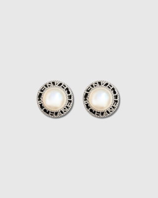 S29 PEARL SIGNATURE STUDS